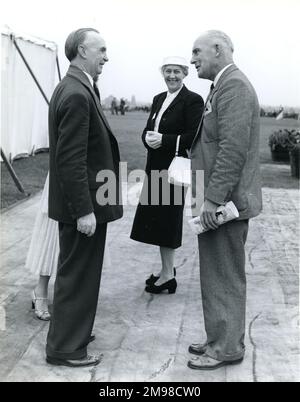 Invités, à droite, reçus par la présidente de la Royal Aeronautical Society et Mme E.T. Jones à la Royal Aeronautical Society Garden Party 1956 à Wisley le 15 juillet. Banque D'Images