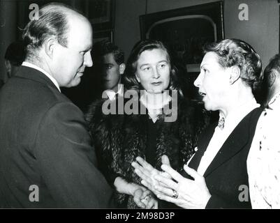 Allocution et réception du Président à la Royal institution, Londres, pour célébrer le 90th anniversaire de la Royal Aeronautical Society le 12 janvier 1956. Clients à la réception. Banque D'Images