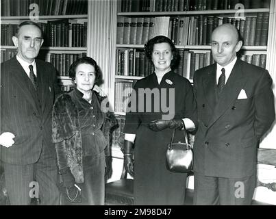 Allocution et réception du Président à la Royal institution, Londres, pour célébrer le 90th anniversaire de la Royal Aeronautical Society le 12 janvier 1956. De gauche à droite : Sir Sydney et Lady Camm avec M. et Mme George Edwards. Banque D'Images