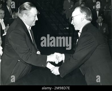 Sir Roy Dobson, CBE, à gauche, reçoit son certificat de bourse honoraire de E.T. Jones, CB, OBE, Meng, FRAeS, Président de la Royal Aeronautical Society 1956-1957, à la conférence Wilbur Wright de 44th, le 17 mai 1956. Banque D'Images