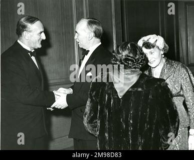 Allocution et réception du quatrième président de la Royal Aeronautical Society à la salle de l'Assemblée, Church House, Westminster, Londres, le 10 janvier 1957. E.T. Jones, CB, OBE, Meng, FRAeS, Le président de la Royal Aeronautical Society 1956-1957 et Mme Jones reçoivent Sir Sydney et Lady Camm. Banque D'Images