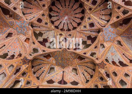 ISPAHAN, IRAN - 9 JUILLET 2019 : décorations de la salle de musique du palais Ali Qapu à Ispahan, Iran Banque D'Images