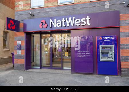 Slough, Berkshire, Royaume-Uni. 14th décembre 2022. Une succursale de la banque NAT West à Slough High Street. Slough a encore un certain nombre de banques ouvertes alors que de nombreuses succursales ont déjà fermé dans les villes voisines. Crédit : Maureen McLean/Alay Banque D'Images