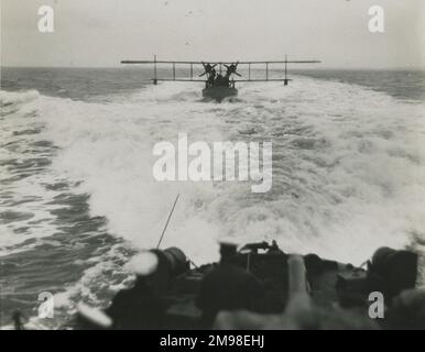 Curtiss H12 Grande Amérique sur un briquet sous remorquage en mer. Banque D'Images