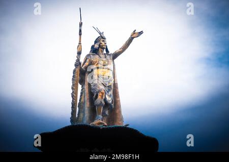 Statue dorée brillante de Pachacuti sur le piédestal de Cusco Banque D'Images