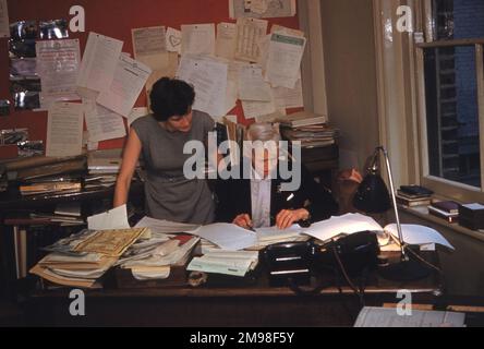 Joan Bradbrooke, MBE, HonCRAeS, 1908-1971 (assis), rédactrice, Raes Journal, 1946 à sa retraite de la Société en 1968. Mme Purdue regarde. 1960. Banque D'Images