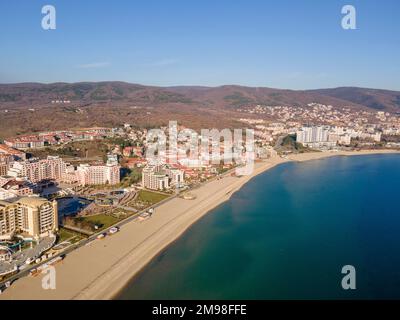 SUNNY BEACH, BULGARIE - 26 DÉCEMBRE 2022: Vue aérienne incroyable de la station balnéaire de Sunny Beach, région de Burgas, Bulgarie Banque D'Images