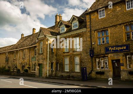 Fenêtre de deux étages sur Sheep Street dans la ville de Stow-on-the-Wold, en Angleterre. Banque D'Images