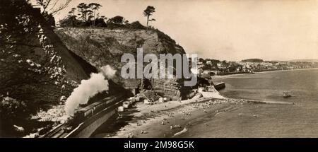 Coryton Cove, Dawlish, Devon, avec un train à vapeur traversant. Banque D'Images