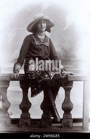 Jeune femme (Peggy Miller) dans un studio photo, portant une robe de fantaisie. Banque D'Images