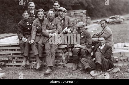 Photo de groupe, jeunes hommes du corps de formation des officiers universitaires, 20th Bataillon, Royal Fusiliers, au camp de Woodcote Park, Epsom, Surrey, 1 septembre 1914. Albert Auerbach (1894-1918) se trouve dans la rangée arrière à gauche. Banque D'Images