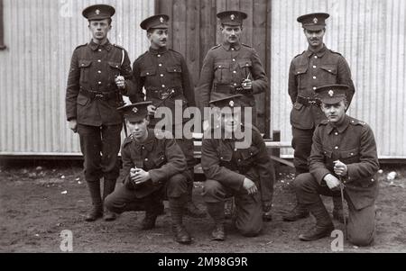 Photo de groupe, sept jeunes hommes du corps de formation des officiers universitaires, Royal Fusiliers, au parc Woodcote, Epsom, Surrey (une demeure ancestrale reprise pour l'entraînement militaire), mars 1915. Albert Auerbach (1894-1918) s'agenouille à l'extrême droite. Banque D'Images