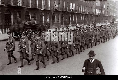 Hommes du 4/1st City of London Regiment, Royal Fusiliers, vus ici marchant le long d'une route à Peckham Rye, se London, à l'automne 1915. Albert Auerbach (1894-1918) se trouve sur la gauche. Banque D'Images