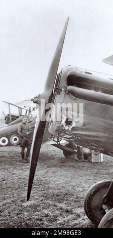 SE5 biplan endommagé appartenant à l'escadron RFC n° 1, vu ici au sol dans le nord de la France -- il a été tiré dans les airs par une coquille dud. (3 sur 3) Banque D'Images