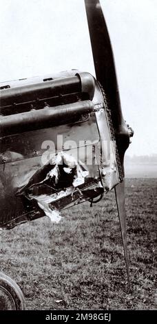 SE5 biplan endommagé appartenant à l'escadron RFC n° 1, vu ici au sol dans le nord de la France -- il a été tiré dans les airs par une coquille dud. (2 sur 3) Banque D'Images