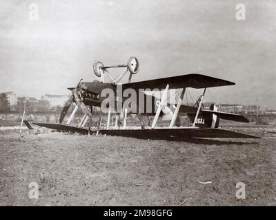S'est écrasé BE2E biplan couché à l'envers à l'aérodrome de Bailleul, Nord, dans le nord de la France, pendant la première Guerre mondiale. Banque D'Images