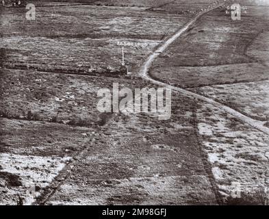 Vue aérienne oblique d'une zone bombardée dans le nord de la France le 21 août 1918. Banque D'Images