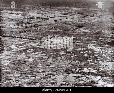 Vue aérienne oblique d'une zone bombardée dans le nord de la France le 21 août 1918. Banque D'Images