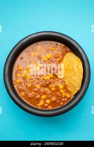 Plat mexicain typique Chili con Carne sur un plat noir Banque D'Images