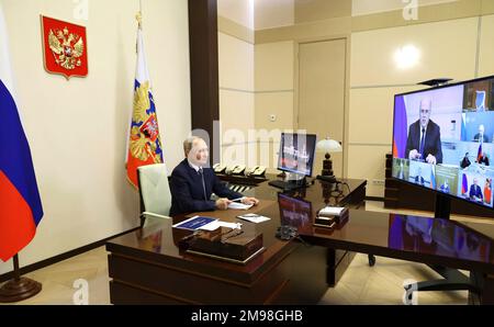 Novo-Ogaryovo, Russie. 17th janvier 2023. Le président russe Vladimir Poutine tient une téléconférence avec des membres du gouvernement pour discuter de l'économie, depuis la résidence officielle de Novo-Ogaryovo, 17 janvier 2023, à Novo-Ogaryovo, région de Moscou, Russie. Credit: Mikhail Klimentyev/Kremlin Pool/Alamy Live News Banque D'Images