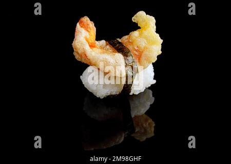 Sushi ebi tempura avec crevettes tigrées, sur un miroir noir Banque D'Images