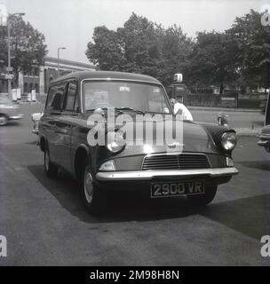 1961, historique, une Ford Thames 307E, garée sur la piste d'un garage près de Wilmslow Rd, Parrs Wood, Didsbury, Manchester, Angleterre, ROYAUME-UNI. D'après la conception de la voiture Ford Anglia 105E, la petite fourgonnette à panneaux était connue sous le nom de fourgonnette Thames et était disponible en modèles 5cwt et 7cwt, le poids total étant le poids de charge maximal du véhicule. La version vue ici est la Thames 5cwt. En 1965, ils sont devenus connus sous le nom de Ford Anglia Vans, la Thames étant abandonnée. Banque D'Images