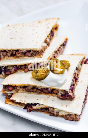 quesadilla remplie de viande de bœuf hachée, de haricots et de fromage Banque D'Images