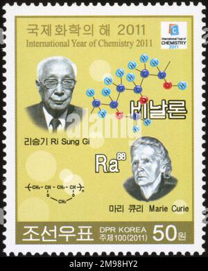 2011 Timbre de la Corée du Nord. Année internationale de chimie. RI Sung GI (1905-1996) - Marie Curie (1867-1934) Banque D'Images