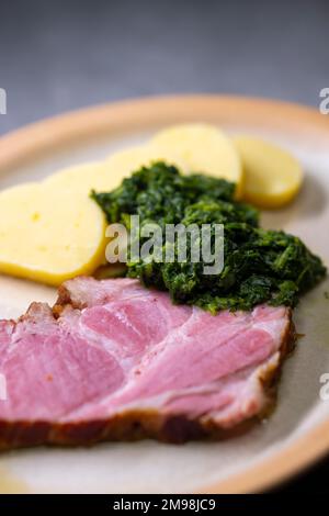 viande fumée aux épinards et aux boulettes de pommes de terre Banque D'Images