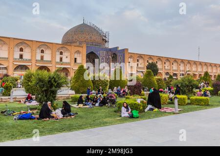 ISFAHAN, IRAN - 10 JUILLET 2019 : personnes pique-niquant devant la mosquée Sheikh Lotfollah sur la place Naqsh-e Jahan à Isfahan, Iran Banque D'Images