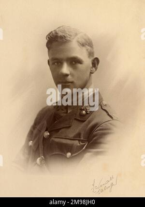 Photo studio tête et épaules, jeune homme en uniforme Royal Fusiliers, février 1917. Il est Albert Auerbach (1894-1918). Banque D'Images