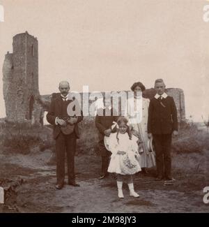 Famille (Arthur, Harold, Lucy, Albert et Violet Auerbach) lors d'une sortie de vacances dans le village de Dunwich, Suffolk, le 30 août 1908. Le bâtiment est l'église des Saints, abandonnée en 1750s. À cette époque, l'érosion côtière signifiait que le bâtiment était au bord de la falaise: La tour est tombée en 1922. Banque D'Images