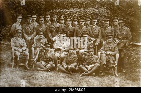 Photo de groupe, officiers du 1st City of London Regiment, Royal Fusiliers, vu ici en uniforme à Peckham Rye, se London, automne 1915. L'un d'eux est Albert Auerbach (1894-1918), mis en service le 20 juillet 1915 (dernière rangée, quatrième à partir de la gauche). Banque D'Images