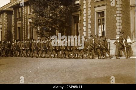 Hommes du 4/1st City of London Regiment, Royal Fusiliers, vus ici marchant à travers Peckham Rye, se London, à l'automne 1915. Albert Auerbach (1894-1918) se trouve au premier rang à gauche. Banque D'Images