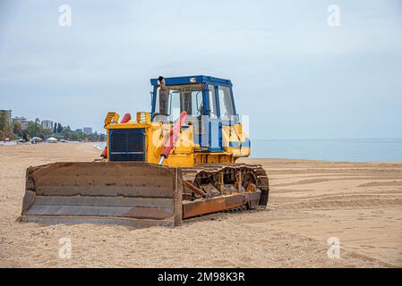 Bulldozer sur la plage de sable. Banque D'Images