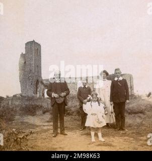 Famille (Arthur, Harold, Lucy, Albert et Violet Auerbach) lors d'une sortie de vacances dans le village de Dunwich, Suffolk, le 30 août 1908. Le bâtiment est l'église des Saints, abandonnée en 1750s. À cette époque, l'érosion côtière signifiait que le bâtiment était au bord de la falaise: La tour est tombée en 1922. Banque D'Images