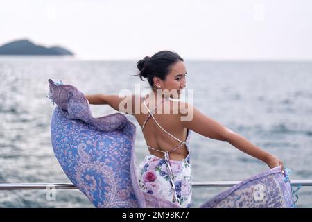 Belle fille ont l'amusement de voile dans la mer assis sur le pont de yacht profiter de la vue incroyable et selfie Banque D'Images