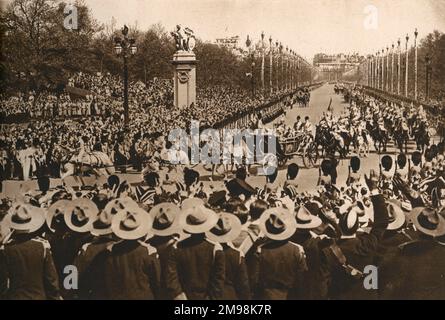 Le roi George V et la reine Mary en calèche, revenant au palais de Buckingham le 6 mai 1935, après le service d'action de grâces du Jubilé royal d'argent à la cathédrale Saint-Paul pour célébrer 25 ans sur le trône britannique. Banque D'Images