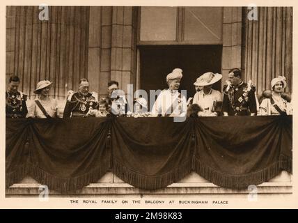 Le roi George V et la reine Mary sur le balcon de Buckingham Palace le 6 mai 1935, avec le duc et la duchesse de York, le duc et la duchesse de Kent, la princesse Elizabeth, la princesse Margaret Rose et d'autres, Après le service du Royal Silver Jubilee à la cathédrale Saint-Paul pour célébrer 25 ans sur le trône britannique. Banque D'Images