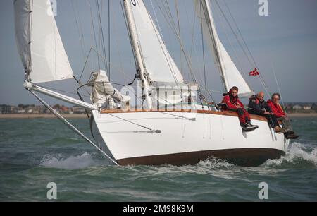 Suhaili le yacht sur lequel Sir Robin KNOX-Johnston est devenu la première personne à naviguer dans le monde en solo et sans escale en 1968-9. Course à Hamble Classics. Banque D'Images