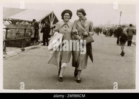 Deux palandes prennent le bras de l'air de mer dans le bras à Cleethorpes, une station balnéaire sur l'estuaire du Humber dans le nord-est Lincolnshire. Les chemins de fer restent aujourd'hui. Banque D'Images