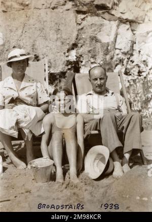 Classic Seaside Family Snap - Broadescaliers. Banque D'Images