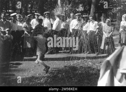 Personnes dans les jardins du palais Peterhof, Saint-Pétersbourg (Leningrad), Russie, pendant l'ère soviétique, juillet 1959. Banque D'Images