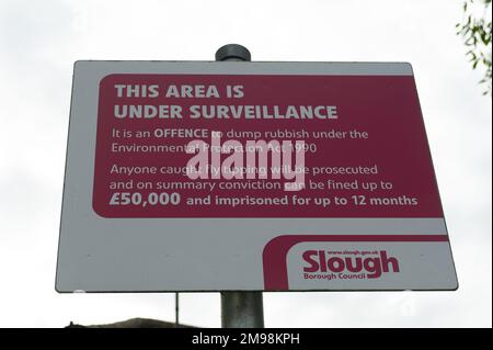 Slough, Berkshire, Royaume-Uni. 3rd octobre 2022. Pourboires à la mouche dans les zones résidentielles à Slough, Berkshire. Certaines parties de Slough continuent d'être mises en brèle par le vol, malgré la surveillance de nombreux secteurs et la ville ayant un pourboire public et libre d'utiliser à Chalvey pour les déchets ménagers. Crédit : Maureen McLean/Alay Banque D'Images