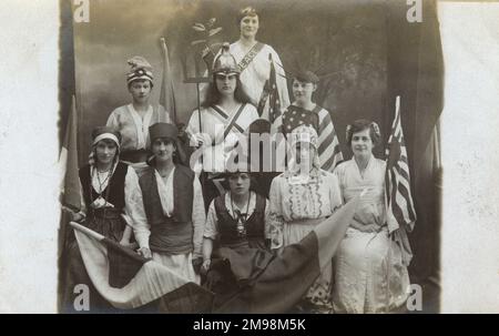 Robe fantaisie - WW1 - Groupe comme archétypes nationaux patriotes, y compris la paix, Marianne, Britannia, la liberté et une dame du Japon. Les quatre autres chiffres de la première rangée sont probablement les WW1 autres alliés (Russie, Italie, Belgique et Serbie?) Banque D'Images