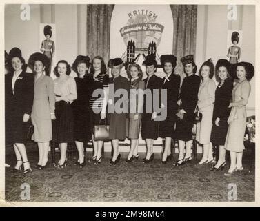 En novembre 1946, Eaton (un grand détaillant de mode canadien) a présenté « les ambassadeurs britanniques de la mode ». Ce spectacle avait été développé et organisé par Mlle Clayton de la Lucie Clayton School of Modeling de Londres. La tournée internationale a été soutenue par des fabricants et des maisons de mode britanniques, malgré des pénuries de marchandises à montrer. Parmi les designers qui ont participé, on compte Peter Russell, Hardy amies, Creed, Digby Morton, Bianca Mosca, Worth, Angele Delanghe et Norman Hartnell. Banque D'Images