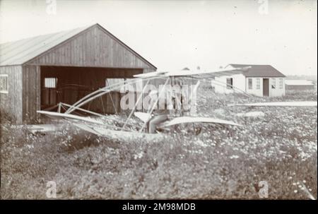 En 1909, la Société aéronautique de Grande-Bretagne (qui devait devenir la Société royale aéronautique) possédait un terrain de vol expérimental à Dagenham. Major Baden Fletcher Smyth Baden-Powell (1860-1937) était un membre et un bienfaiteur de premier plan de la Royal Aeronautical Society. Cette photo montre le « Quadruplane » de B. F. S. Baden-Powell au champ de vol de Dagenham. Banque D'Images