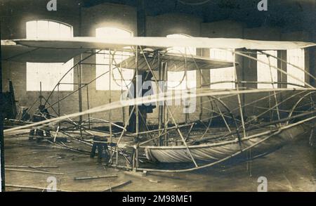 En 1909, la Société aéronautique de Grande-Bretagne (qui devait devenir la Société royale aéronautique) possédait un terrain de vol expérimental à Dagenham. Major Baden Fletcher Smyth Baden-Powell (1860-1937) était un membre et un bienfaiteur de premier plan de la Royal Aeronautical Society. Cette photo montre le « Quadruplane » de B. F. S. Baden-Powell dans un hangar au champ de vol de Dagenham. Banque D'Images