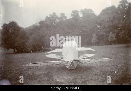 En 1909, la Société aéronautique de Grande-Bretagne (qui devait devenir la Société royale aéronautique) possédait un terrain de vol expérimental à Dagenham. Major Baden Fletcher Smyth Baden-Powell (1860-1937) était un membre et un bienfaiteur de premier plan de la Royal Aeronautical Society. Cette photo montre le « Quadruplane » de B. F. S. Baden-Powell au champ de vol de Dagenham. Banque D'Images