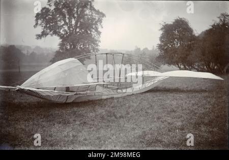 En 1909, la Société aéronautique de Grande-Bretagne (qui devait devenir la Société royale aéronautique) possédait un terrain de vol expérimental à Dagenham. Major Baden Fletcher Smyth Baden-Powell (1860-1937) était un membre et un bienfaiteur de premier plan de la Royal Aeronautical Society. Cette photo montre le « Quadruplane » de B. F. S. Baden-Powell au champ de vol de Dagenham. Banque D'Images